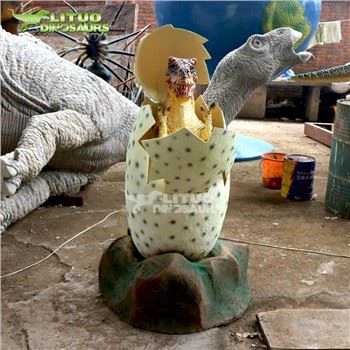Animatronické vyliahnutie dinosaurieho vajíčka