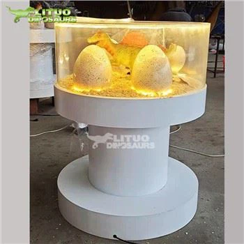 Animatronické hniezdo z liahnutia dinosaurov